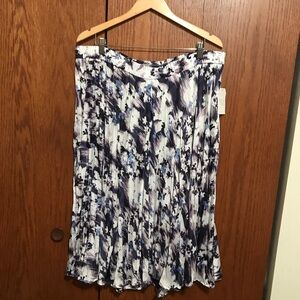 NWT Time and True XXXL 22 Elegant Purple and White Patterned Skirt Elastic Waist